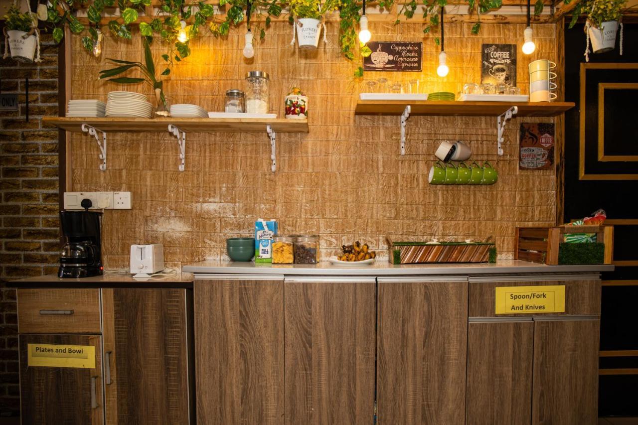 Escape Backpackers Kk Hostel Kota Kinabalu Ngoại thất bức ảnh